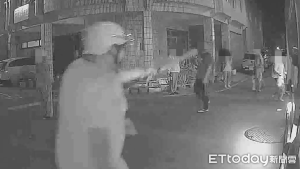 ▲1名李姓男子疑不滿垃圾車不等他，除飆罵持球棒擊打垃圾車後斗及副駕駛座車門，並揮舞球棒作勢欲毆打清潔隊員，警方傳喚李男到案依法送辦。（圖／記者林東良翻攝，下同）