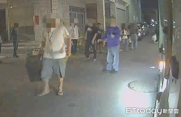 ▲1名李姓男子疑不滿垃圾車不等他，除飆罵持球棒擊打垃圾車後斗及副駕駛座車門，並揮舞球棒作勢欲毆打清潔隊員，警方傳喚李男到案依法送辦。（圖／記者林東良翻攝，下同）