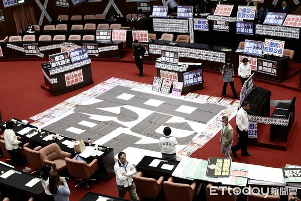 ▲▼立法院院會 停擺 民進黨在議場中間擺設 大型 罷 字。（圖／記者屠惠剛攝）