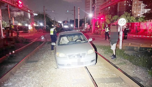 ▲▼▲中壢六和平交道發生誤闖鐵軌案。（圖／鐵路警察局中壢派出所提供）