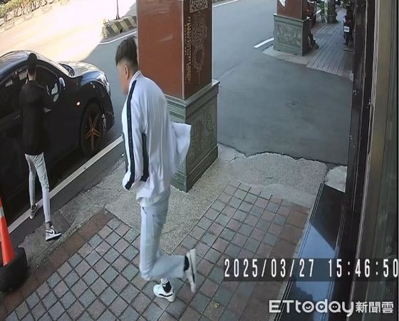 ▲▼台中市梧棲一家銀樓遭搶20多萬粗項鍊，黑白雙匪面貌曝光。（圖／民眾提供，下同）