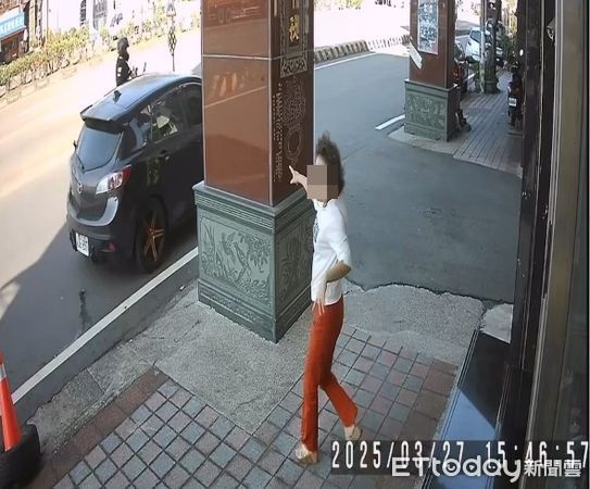 ▲▼台中市梧棲一家銀樓遭搶20多萬粗項鍊，黑白雙匪面貌曝光。（圖／民眾提供，下同）