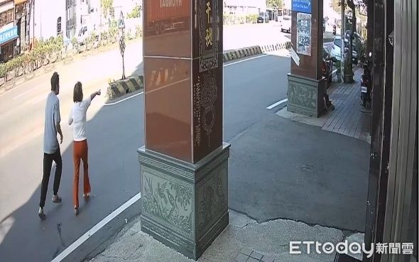 ▲▼台中市梧棲一家銀樓遭搶20多萬粗項鍊，黑白雙匪面貌曝光。（圖／民眾提供，下同）