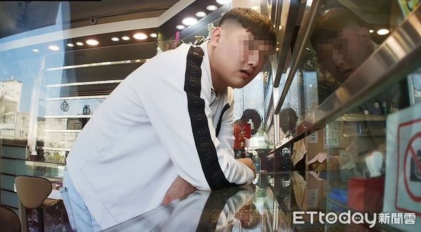 ▲▼台中市梧棲一家銀樓遭搶20多萬粗項鍊，黑白雙匪面貌曝光。（圖／民眾提供，下同）