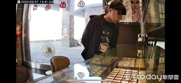 ▲▼台中市梧棲一家銀樓遭搶20多萬粗項鍊，黑白雙匪面貌曝光。（圖／民眾提供，下同）