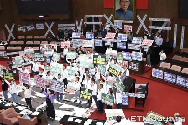 ▲▼立法院院會 朝野海報戰 國民黨立委踢爛 罷 字。（圖／記者屠惠剛攝）