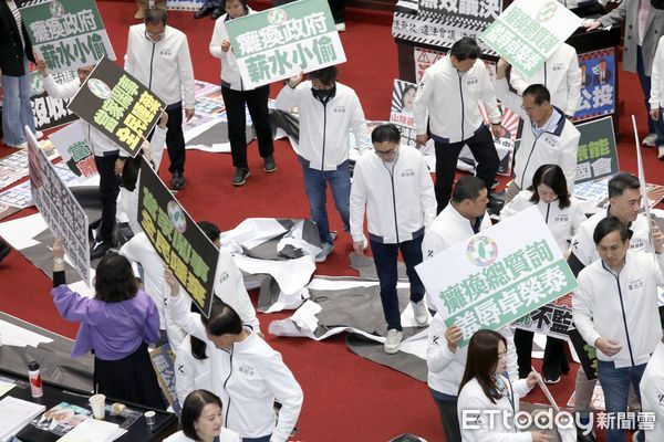 ▲▼立法院院會 朝野海報戰 國民黨立委踢爛 罷 字。（圖／記者屠惠剛攝）