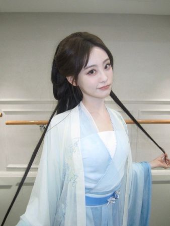▲當侯佩岑面告白「喜歡周杰倫」　陸女星挨轟登熱搜！網掀兩派戰翻。（圖／翻攝自微博／祝緒丹）