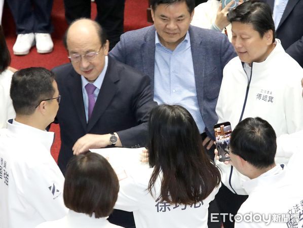 ▲▼被徐巧芯拿驗傷單追著跑 柯建銘 立法院院會。（圖／記者屠惠剛攝）