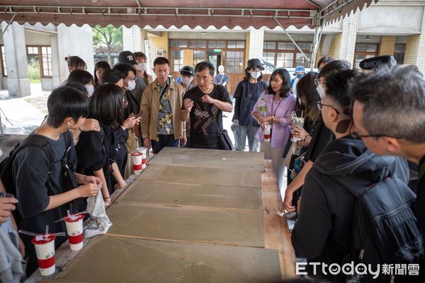 ▲崑山科技大學視訊傳播設計系王傳宗老師執導的時代劇鉅作《星空下的黑潮島嶼》，作品斥資1.7億，被譽為「最man台劇」，將於3月30日晚間9時隆重首播。（圖／記者林東良翻攝，下同）
