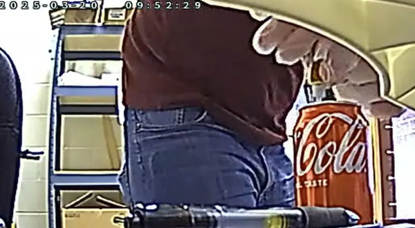 每次喝飲料都有怪味　女看監視器發現「男同事在可樂加快乾膠」。（圖／翻攝自Milwaukee County District Attorney`s Office）