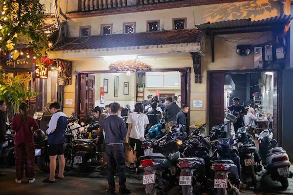 ▲▼越南河粉【Phở Gia Truyền Bát Đàn】河內美食|只賣河粉與油條生意搶搶滾|河粉一煮超過百年歷史的好味道|人潮滿滿鄉親直呼「等待河粉」。（圖／部落客美熊授權提供）