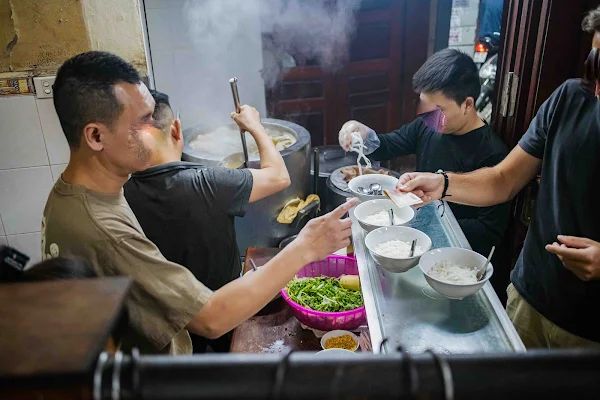 ▲▼越南河粉【Phở Gia Truyền Bát Đàn】河內美食|只賣河粉與油條生意搶搶滾|河粉一煮超過百年歷史的好味道|人潮滿滿鄉親直呼「等待河粉」。（圖／部落客美熊授權提供）