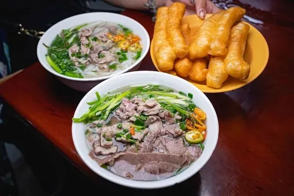 ▲▼越南河粉【Phở Gia Truyền Bát Đàn】河內美食|只賣河粉與油條生意搶搶滾|河粉一煮超過百年歷史的好味道|人潮滿滿鄉親直呼「等待河粉」。（圖／部落客美熊授權提供）