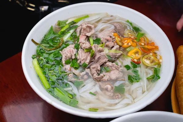 ▲▼越南河粉【Phở Gia Truyền Bát Đàn】河內美食|只賣河粉與油條生意搶搶滾|河粉一煮超過百年歷史的好味道|人潮滿滿鄉親直呼「等待河粉」。（圖／部落客美熊授權提供）