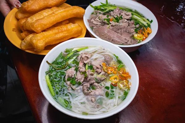 ▲▼越南河粉【Phở Gia Truyền Bát Đàn】河內美食|只賣河粉與油條生意搶搶滾|河粉一煮超過百年歷史的好味道|人潮滿滿鄉親直呼「等待河粉」。（圖／部落客美熊授權提供）