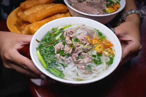 ▲▼越南河粉【Phở Gia Truyền Bát Đàn】河內美食|只賣河粉與油條生意搶搶滾|河粉一煮超過百年歷史的好味道|人潮滿滿鄉親直呼「等待河粉」。（圖／部落客美熊授權提供）