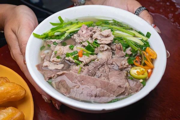 ▲▼越南河粉【Phở Gia Truyền Bát Đàn】河內美食|只賣河粉與油條生意搶搶滾|河粉一煮超過百年歷史的好味道|人潮滿滿鄉親直呼「等待河粉」。（圖／部落客美熊授權提供）