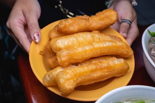 ▲▼越南河粉【Phở Gia Truyền Bát Đàn】河內美食|只賣河粉與油條生意搶搶滾|河粉一煮超過百年歷史的好味道|人潮滿滿鄉親直呼「等待河粉」。（圖／部落客美熊授權提供）