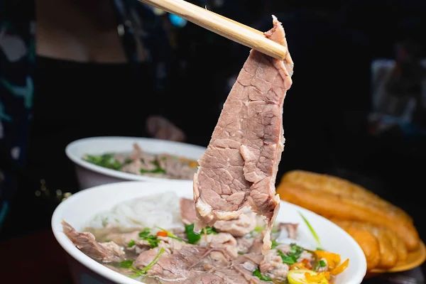 ▲▼越南河粉【Phở Gia Truyền Bát Đàn】河內美食|只賣河粉與油條生意搶搶滾|河粉一煮超過百年歷史的好味道|人潮滿滿鄉親直呼「等待河粉」。（圖／部落客美熊授權提供）