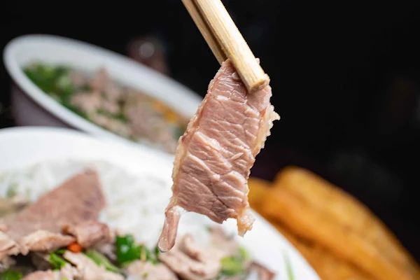 ▲▼越南河粉【Phở Gia Truyền Bát Đàn】河內美食|只賣河粉與油條生意搶搶滾|河粉一煮超過百年歷史的好味道|人潮滿滿鄉親直呼「等待河粉」。（圖／部落客美熊授權提供）