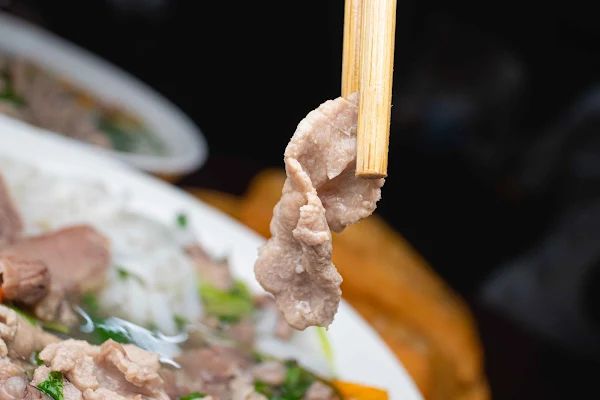 ▲▼越南河粉【Phở Gia Truyền Bát Đàn】河內美食|只賣河粉與油條生意搶搶滾|河粉一煮超過百年歷史的好味道|人潮滿滿鄉親直呼「等待河粉」。（圖／部落客美熊授權提供）