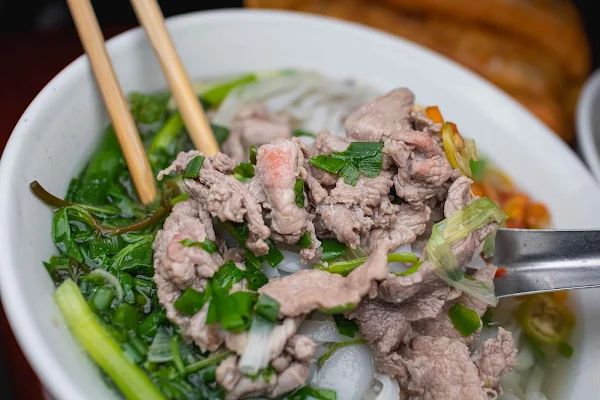 ▲▼越南河粉【Phở Gia Truyền Bát Đàn】河內美食|只賣河粉與油條生意搶搶滾|河粉一煮超過百年歷史的好味道|人潮滿滿鄉親直呼「等待河粉」。（圖／部落客美熊授權提供）