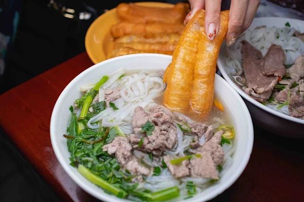 ▲▼越南河粉【Phở Gia Truyền Bát Đàn】河內美食|只賣河粉與油條生意搶搶滾|河粉一煮超過百年歷史的好味道|人潮滿滿鄉親直呼「等待河粉」。（圖／部落客美熊授權提供）