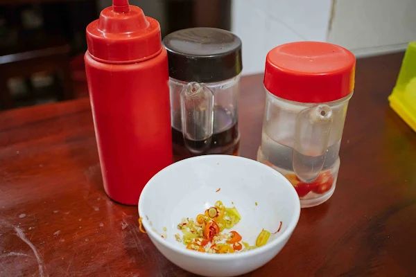 ▲▼越南河粉【Phở Gia Truyền Bát Đàn】河內美食|只賣河粉與油條生意搶搶滾|河粉一煮超過百年歷史的好味道|人潮滿滿鄉親直呼「等待河粉」。（圖／部落客美熊授權提供）