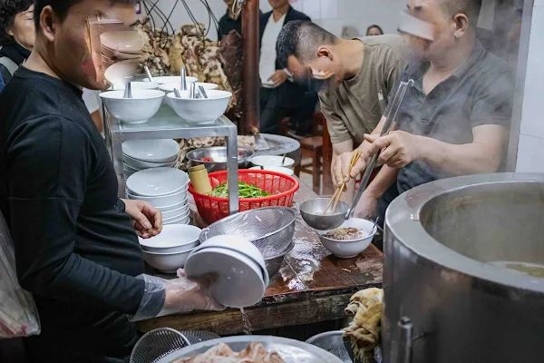 ▲▼越南河粉【Phở Gia Truyền Bát Đàn】河內美食|只賣河粉與油條生意搶搶滾|河粉一煮超過百年歷史的好味道|人潮滿滿鄉親直呼「等待河粉」。（圖／部落客美熊授權提供）
