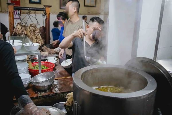 ▲▼越南河粉【Phở Gia Truyền Bát Đàn】河內美食|只賣河粉與油條生意搶搶滾|河粉一煮超過百年歷史的好味道|人潮滿滿鄉親直呼「等待河粉」。（圖／部落客美熊授權提供）