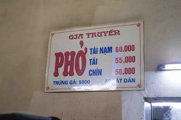 ▲▼越南河粉【Phở Gia Truyền Bát Đàn】河內美食|只賣河粉與油條生意搶搶滾|河粉一煮超過百年歷史的好味道|人潮滿滿鄉親直呼「等待河粉」。（圖／部落客美熊授權提供）