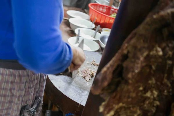 ▲▼越南河粉【Phở Gia Truyền Bát Đàn】河內美食|只賣河粉與油條生意搶搶滾|河粉一煮超過百年歷史的好味道|人潮滿滿鄉親直呼「等待河粉」。（圖／部落客美熊授權提供）