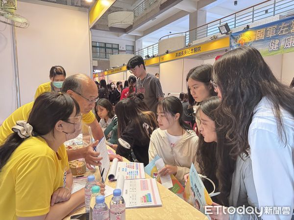 ▲中華醫大校長孫逸民(中右)、勞動部雲嘉南分署台南就業中心洪儷瑋主任(中左)及台南市勞工局職訓就服中心郭新展課長、研發處處長殷立德等一起主持2025校園徵才就業博覽會啟動儀式。（圖／記者林東良翻攝，下同）