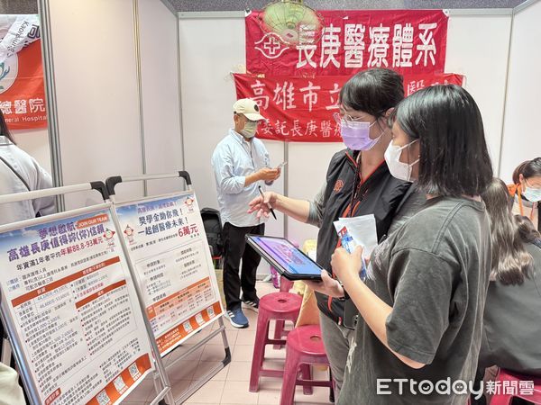 ▲中華醫大校長孫逸民(中右)、勞動部雲嘉南分署台南就業中心洪儷瑋主任(中左)及台南市勞工局職訓就服中心郭新展課長、研發處處長殷立德等一起主持2025校園徵才就業博覽會啟動儀式。（圖／記者林東良翻攝，下同）