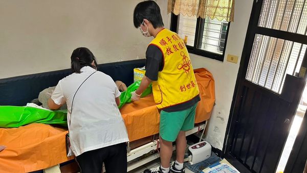 ▲高三生叢灝日投身創世義工。（圖／創世基金會基隆院提供）