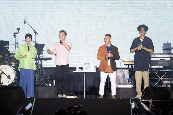 ▲▼中孝介（右2）去年來台參加「2024高雄櫻花季音樂節」，《海角七號》合體。（圖／讀者提供）