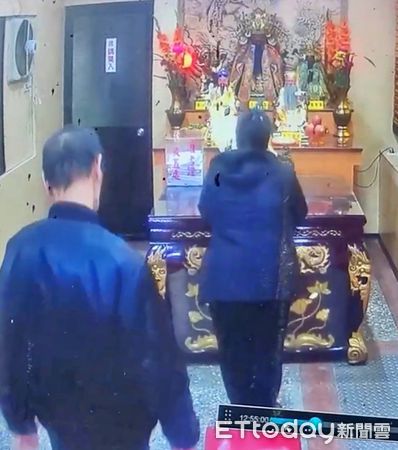 ▲「偷完還拜」超諷刺！基隆慶濟宮竊賊行竊後合十。（圖／記者郭世賢翻攝）