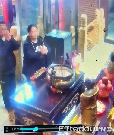 ▲「偷完還拜」超諷刺！基隆慶濟宮竊賊行竊後合十。（圖／記者郭世賢翻攝）