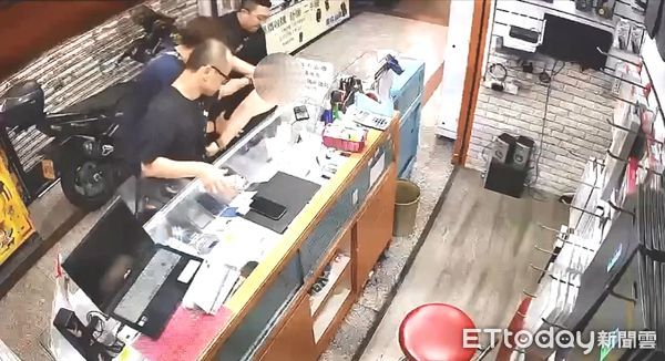 ▲林姓車手取款時，遭到黑吃黑搶走120萬元現金。（圖／記者陸運陞翻攝）