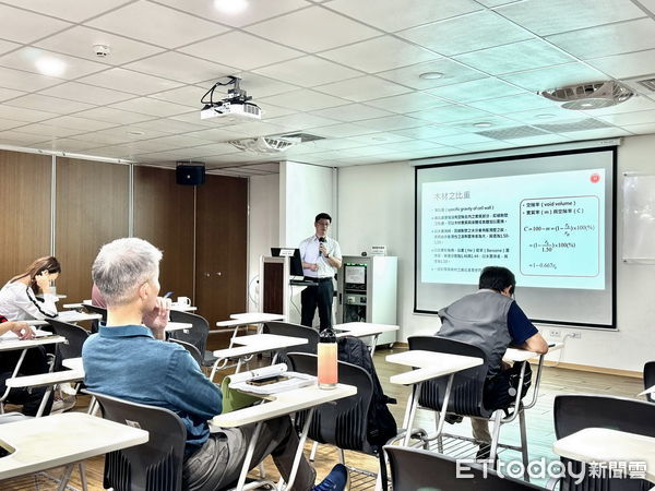 ▲中興大學森林學系教授楊德新講授「木構造及國產材應用」。（圖／林業保育署南投分署提供，下同）