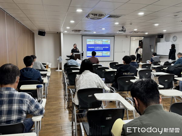 ▲前農委會工程查核小組執行秘書吳耀琪講授「新材料新工法運用於治山防災工程設計新思維」。（圖／林業保育署南投分署提供）