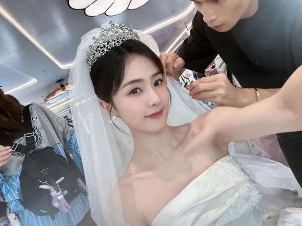 ▲白鹿發文「連續被抓3錯字」　于正護花：要完人去買個娃娃，別追星。（圖／翻攝自白鹿微博）