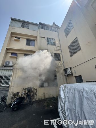 ▲▼太平民宅2樓臥室中午爆炸起火，27歲女受困獲報嗆傷。（圖／民眾提供，下同）