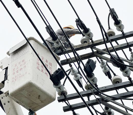 ▲桃園市八德區建國路一帶，今天上午發生跳電事故，造成當地上千戶住戶停電，台電人員到場搶修。（圖／台電桃園營業處提供）