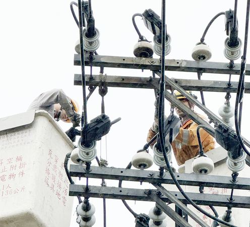 ▲桃園市八德區建國路一帶今天上午發生饋線跳脫事故造成停電，台電人員現場全力搶修。（圖／台電桃園營業處提供）