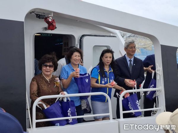 ▲航港局長葉協隆及台東縣長饒慶鈴等一行人登上「天王星21號」客船。（圖／航港局提供）