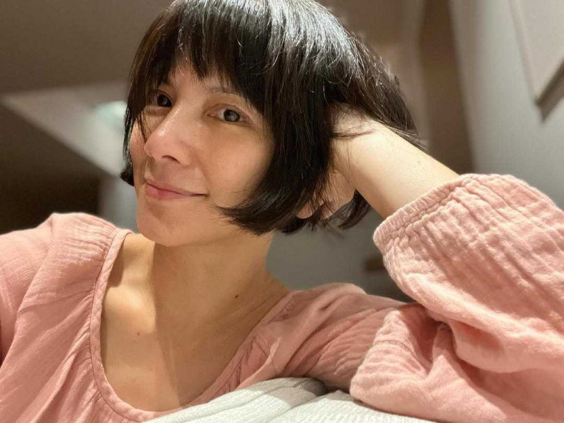 李心潔不可能是即將50歲的人吧！飽滿蘋果肌＋水光感皮膚難怪私下素顏拍照沒在怕