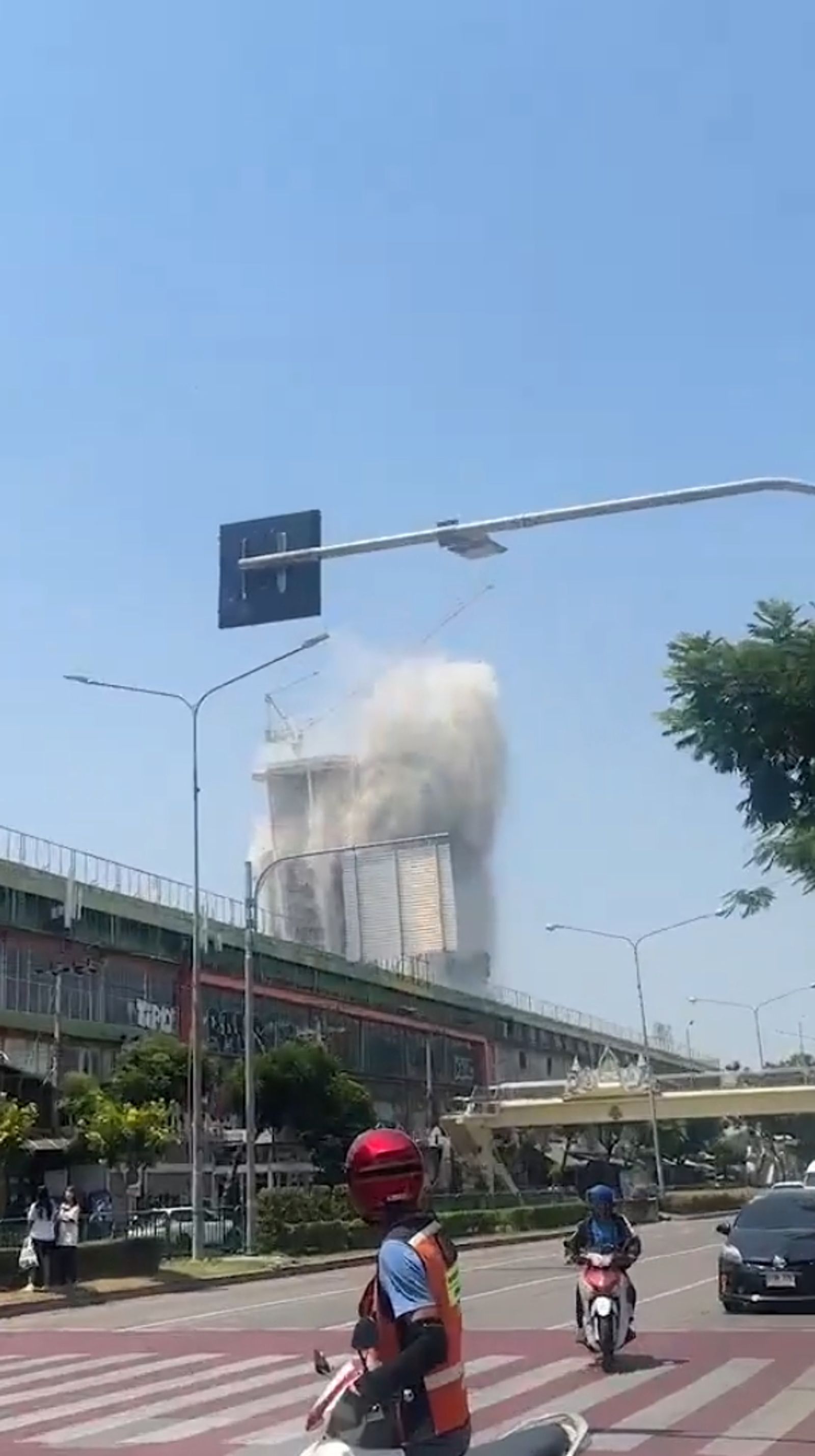 大樓倒塌瞬間，被記錄下來。（翻攝X）