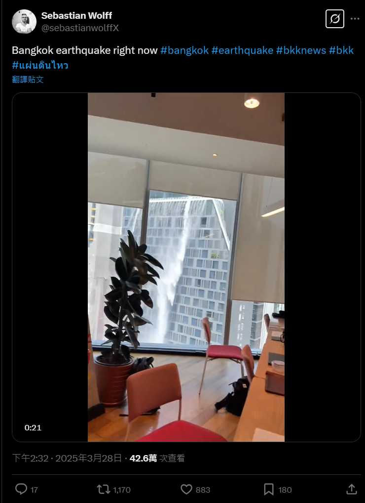 曼谷還有大樓的頂樓游池水宛如瀑布般流下。